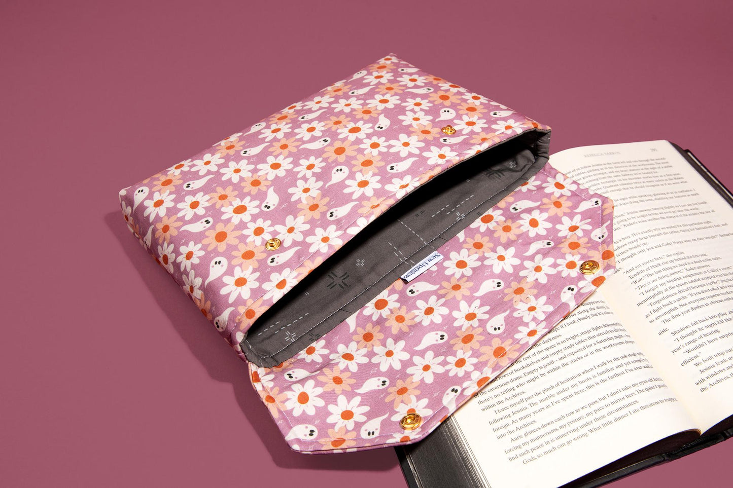 Protective envelope booksleeve with snap closure Full coverage book sleeve with padding Protective kindle case for fall halloween GHOSTIES