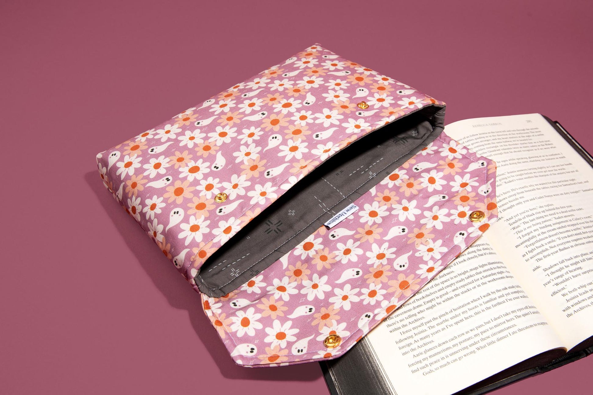 Protective envelope booksleeve with snap closure Full coverage book sleeve with padding Protective kindle case for fall halloween GHOSTIES