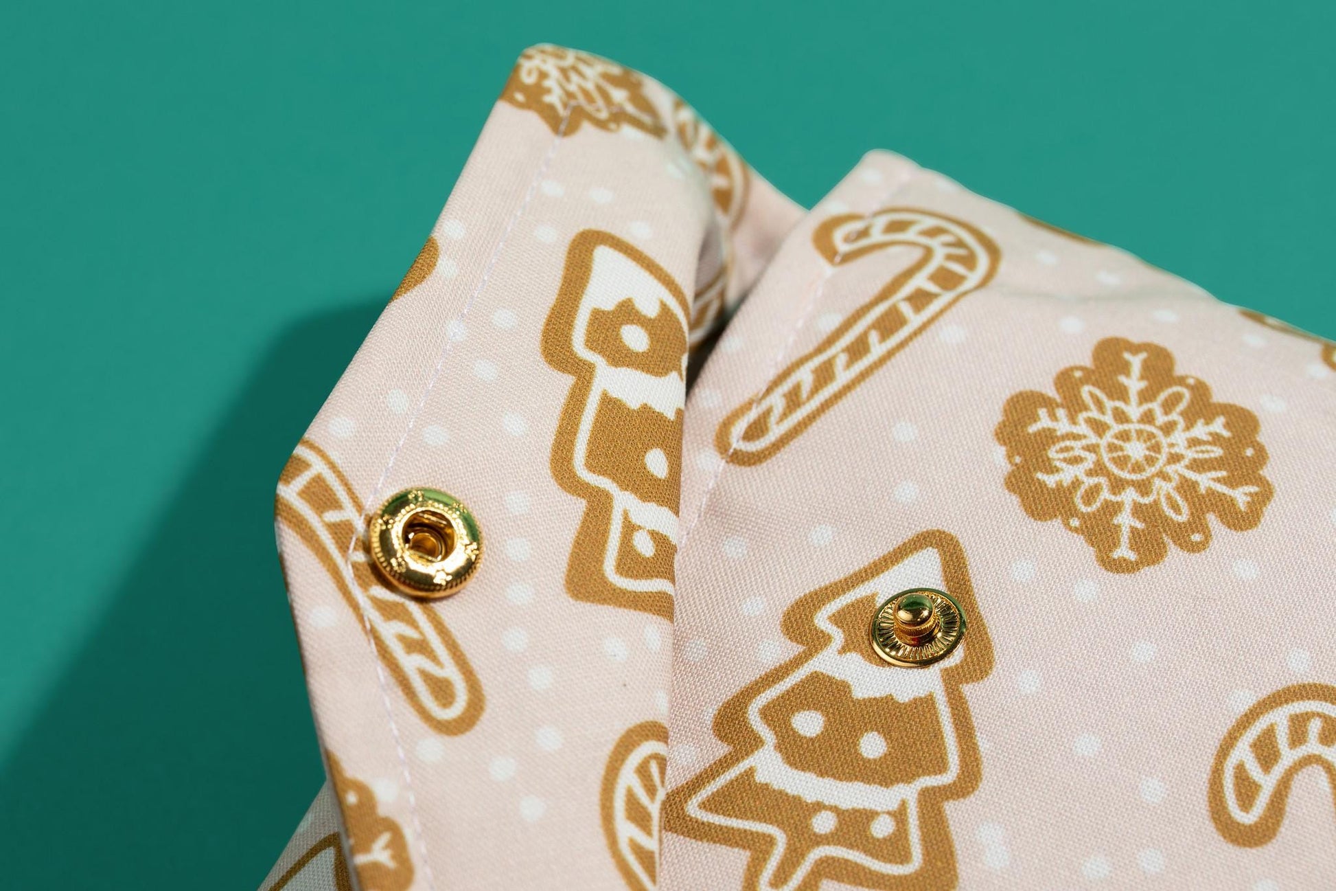 Protective envelope booksleeve with snap closure Full coverage book sleeve with padding Protective kindle case winter christmas gingerbread