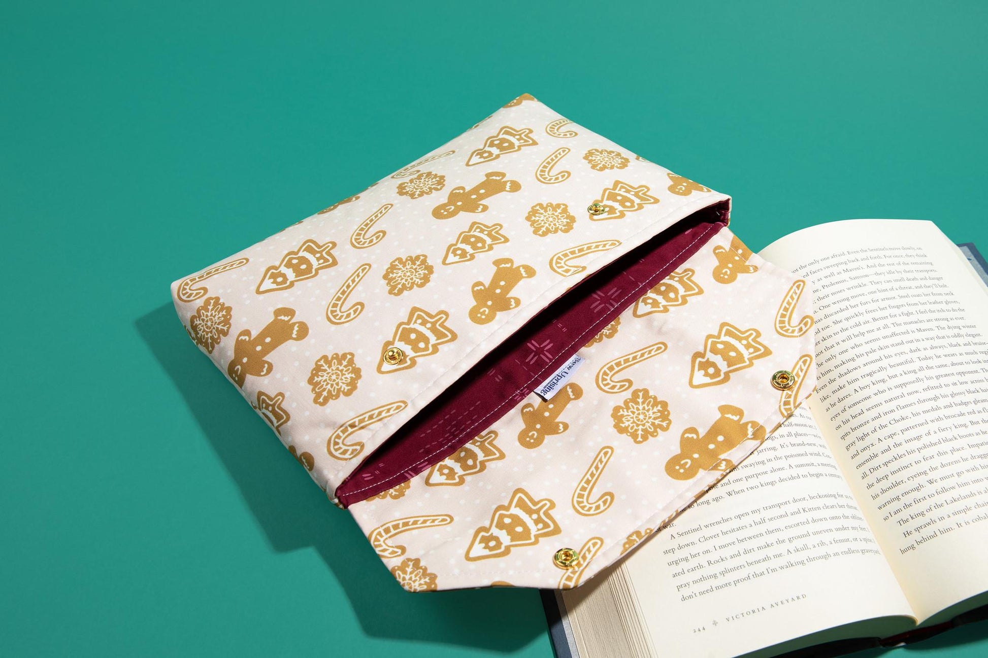 Protective envelope booksleeve with snap closure Full coverage book sleeve with padding Protective kindle case winter christmas gingerbread